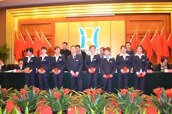 向13位困難員工發(fā)放困難補助